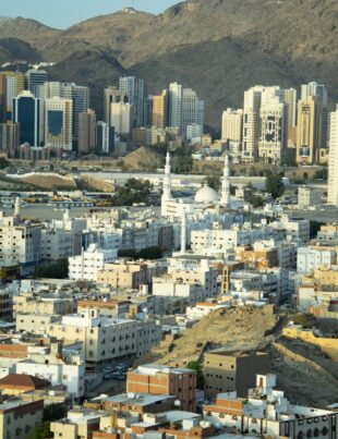 الاستثمار العقاري في الرياض مقابل جدة: أيهما أفضل للربح؟
