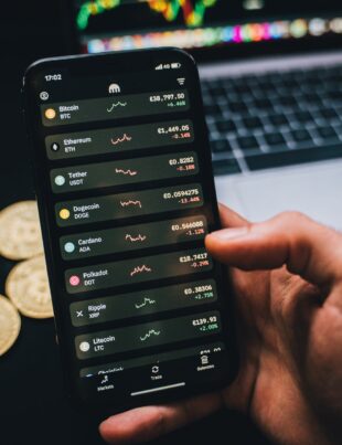 العملات الرقمية في الخليج: التنظيم، المخاطر والفرص الاستثمارية