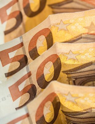 الميزانية الشهرية بنظام 50/30/20 للرواتب الخليجية: دليل عملي