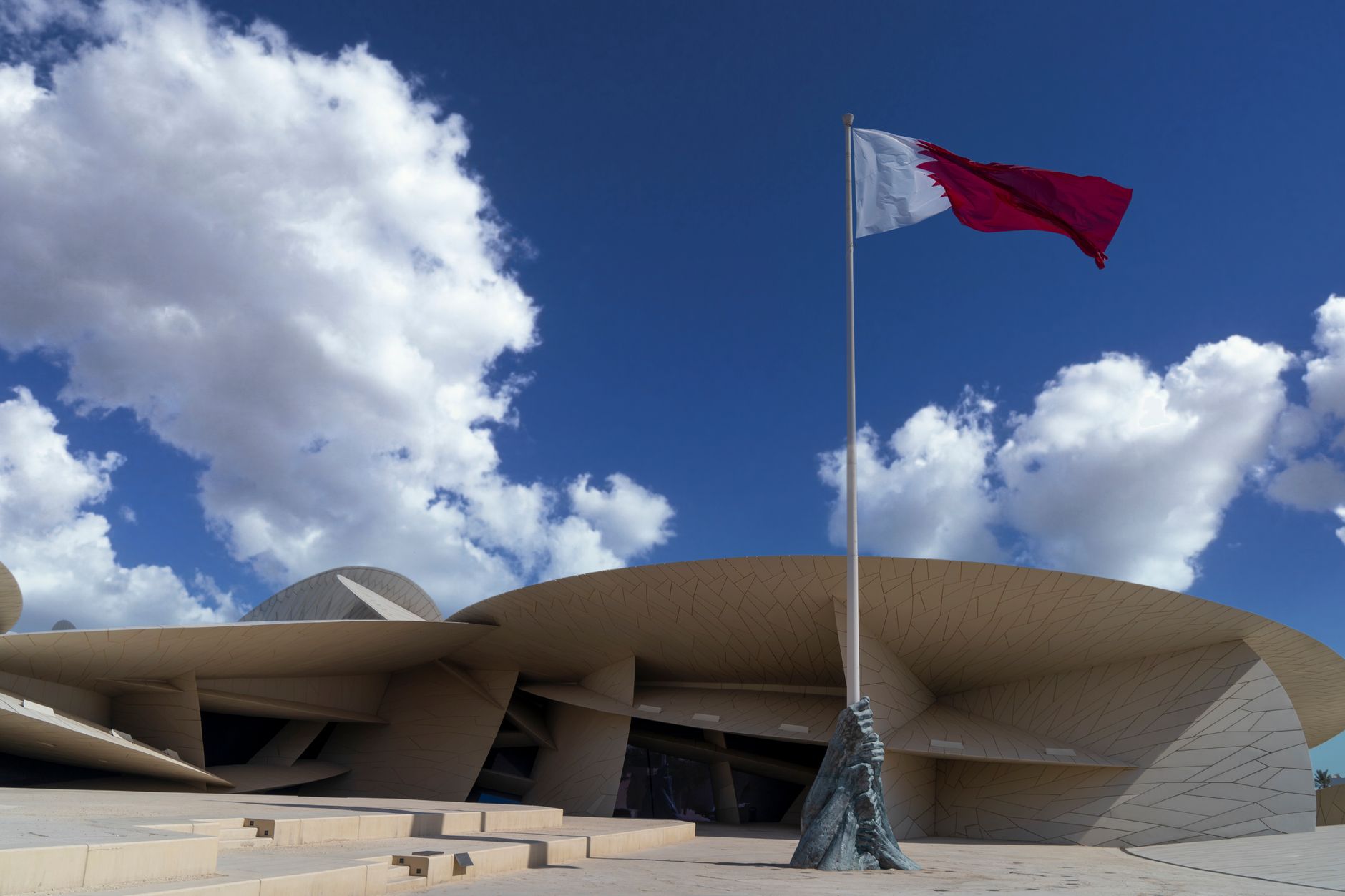 بنك قطر الوطني QNB: عملاق التمويل في الشرق الأوسط وأبرز إنجازاته