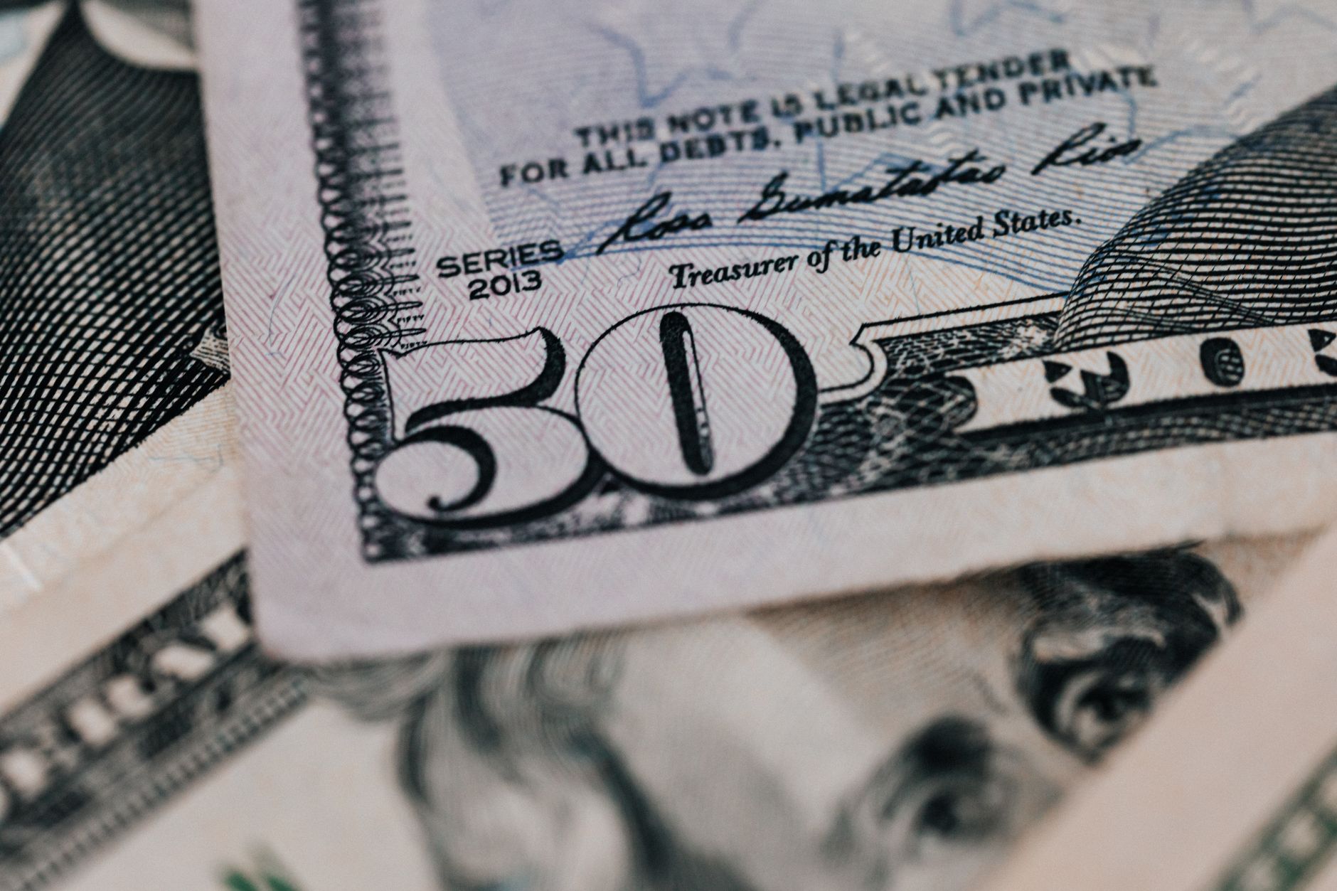تطبيق طريقة 50/30/20 على الرواتب الخليجية لميزانية شهرية متوازنة