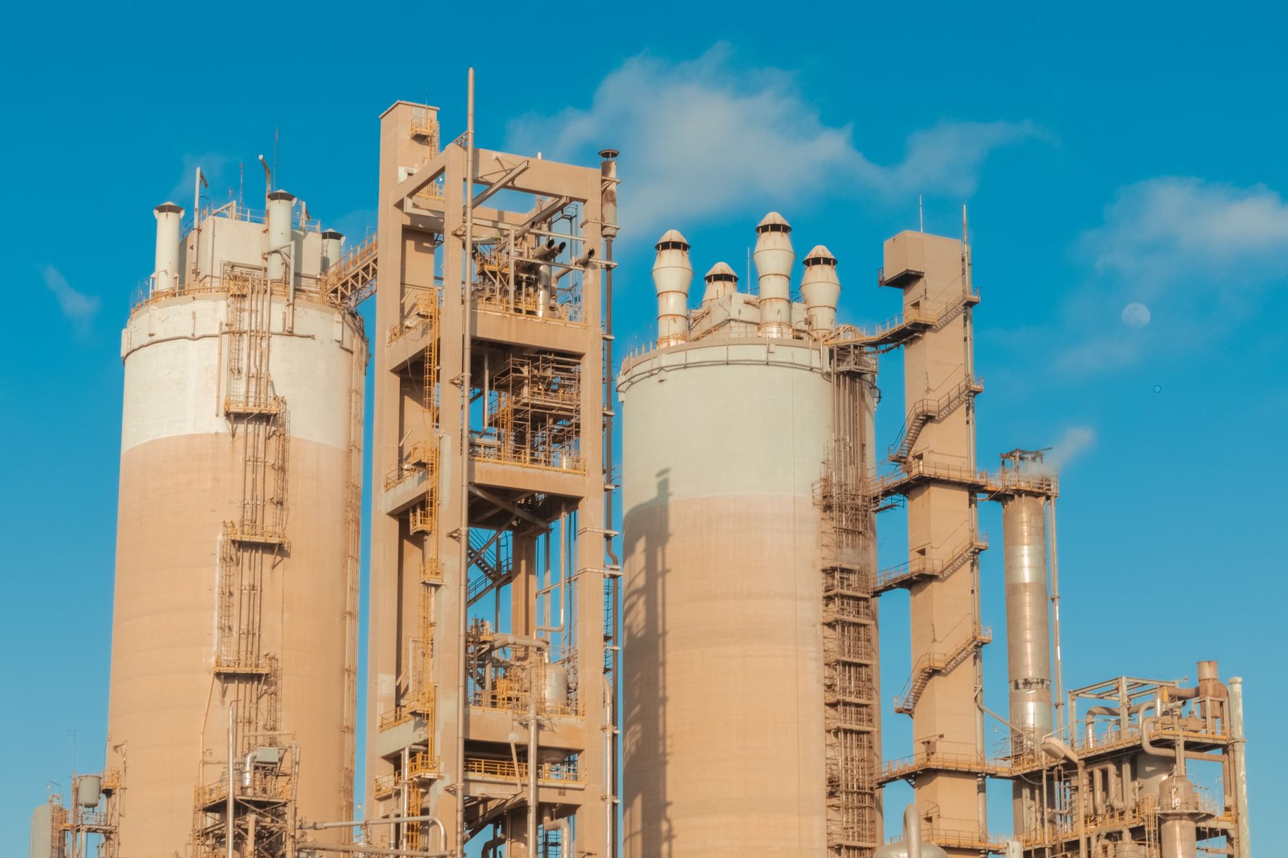 دليل الاستثمار في عملاق البتروكيماويات السعودي SABIC