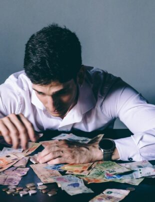 طريقة 50/30/20 لإدارة ميزانية الرواتب الخليجية الشهرية