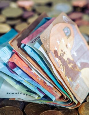 كيف تحافظ على قيمة أموالك في ظل التضخم المتصاعد بالدول الخليجية