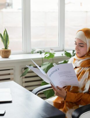 كيفية وضع ميزانية شهرية 50/30/20 للرواتب الخليجية بفعالية