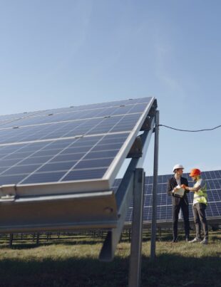 ACWA Power والطاقة المتجددة بالخليج: فرص استثمارية واعدة