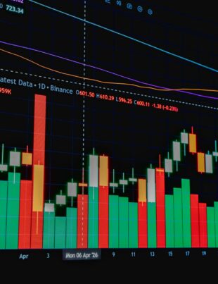 كيف تحوّط أسرتك السعودية من تقلبات أسعار النفط: خطوات عملية للموازنة المالية