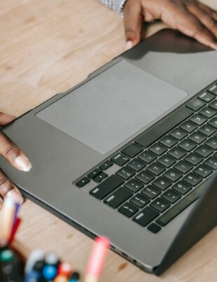 كيف تحول مهارة إدارة المجتمعات الرقمية إلى خدمة فريلانسر ثابتة