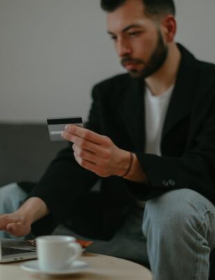 كيف تختار بطاقة ائتمان تلائم العامل الحر وتقلل عبء المصاريف