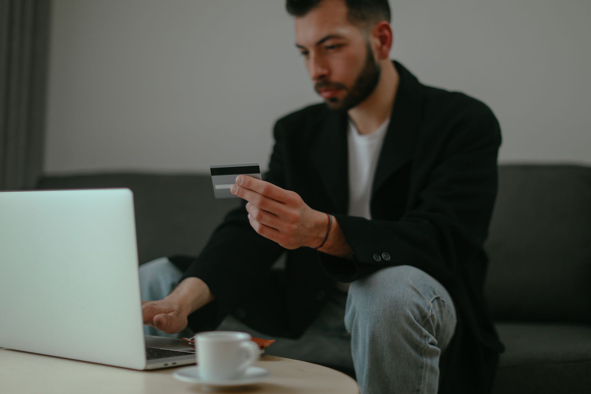 كيف تختار بطاقة ائتمان تلائم العامل الحر وتقلل عبء المصاريف