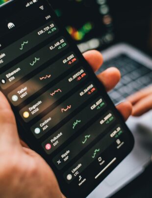 العملات الرقمية وشمولية المرأة العربية: خطوات عملية للانضمام إلى السوق
