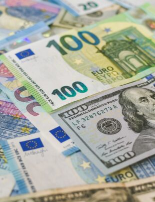كيف تبني نموذج انحدار بسيط لتوقع EUR/USD باستخدام البيانات الاقتصادية