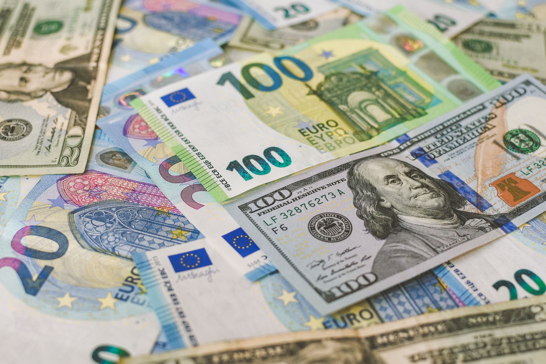 كيف تبني نموذج انحدار بسيط لتوقع EUR/USD باستخدام البيانات الاقتصادية