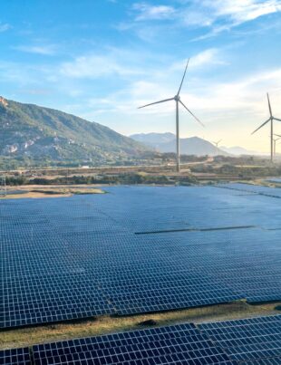 استثمار ACWA Power في الطاقة المتجددة: فرص الخليج المستقبلية