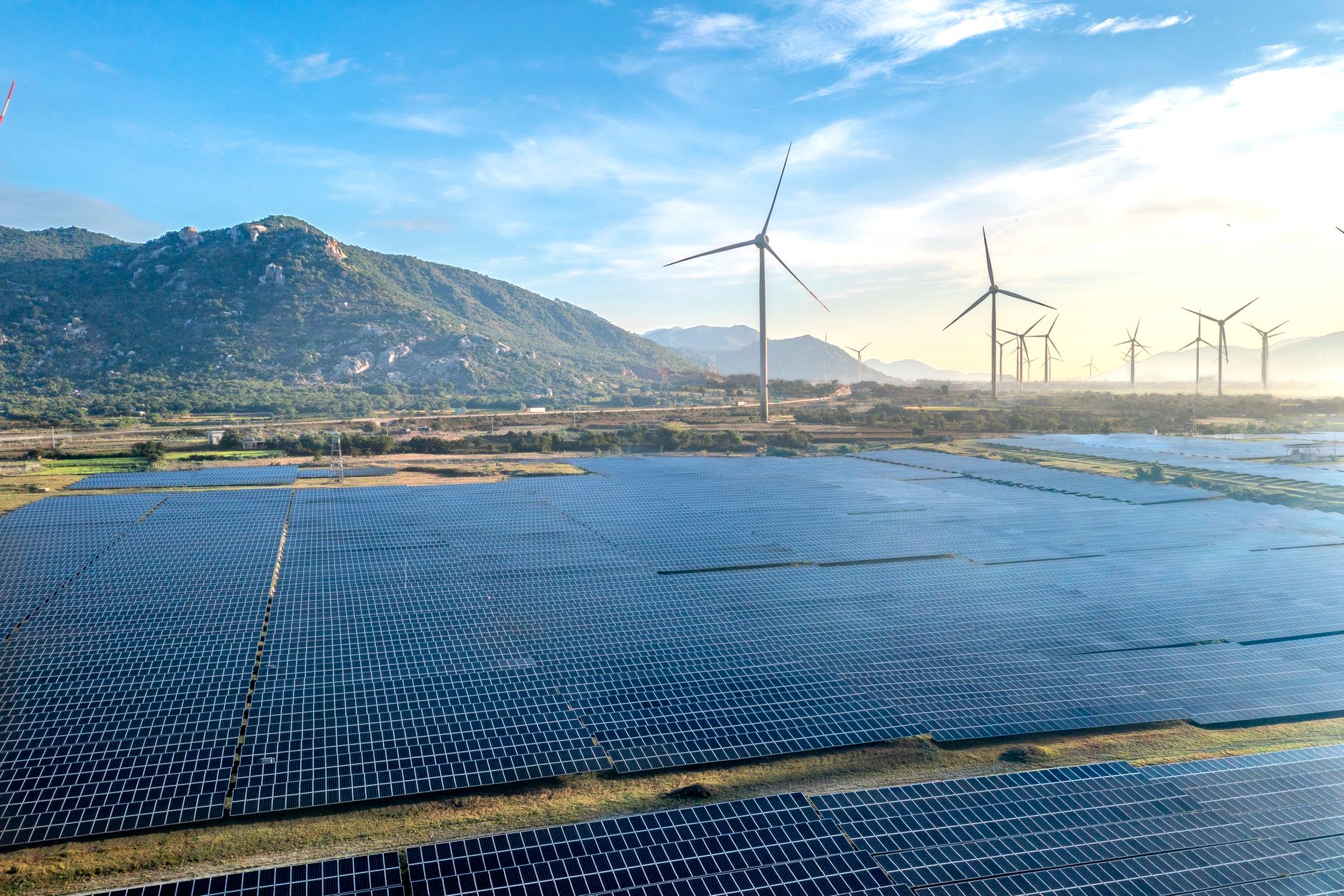استثمار ACWA Power في الطاقة المتجددة: فرص الخليج المستقبلية