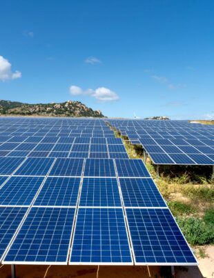 استثمار ACWA Power في الطاقة المتجددة: فرص الخليج الواعدة
