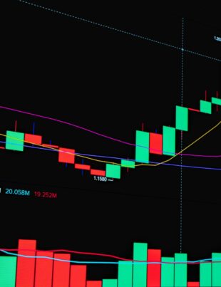 الاستثمار في الذهب مقابل الأسهم 2026: أيهما يضمن أعلى عائد للمستثمر الخليجي؟