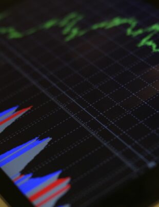 الاستثمار في الذهب مقابل الأسهم في 2026: أيهما يحقق أعلى عائد للمستثمر الخليجي