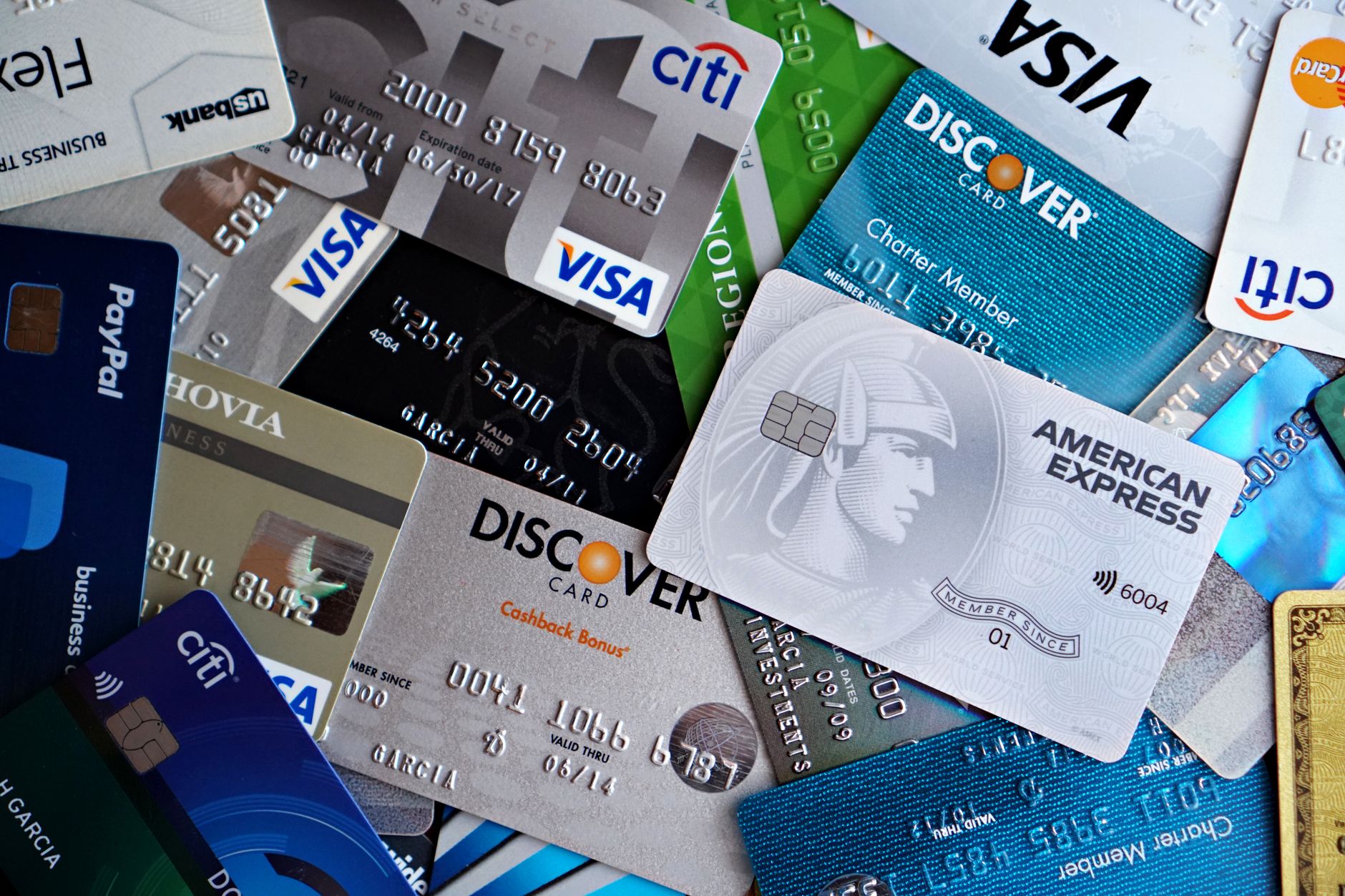 البطاقات الائتمانية في الخليج: مقارنة شاملة للرسوم والمكافآت