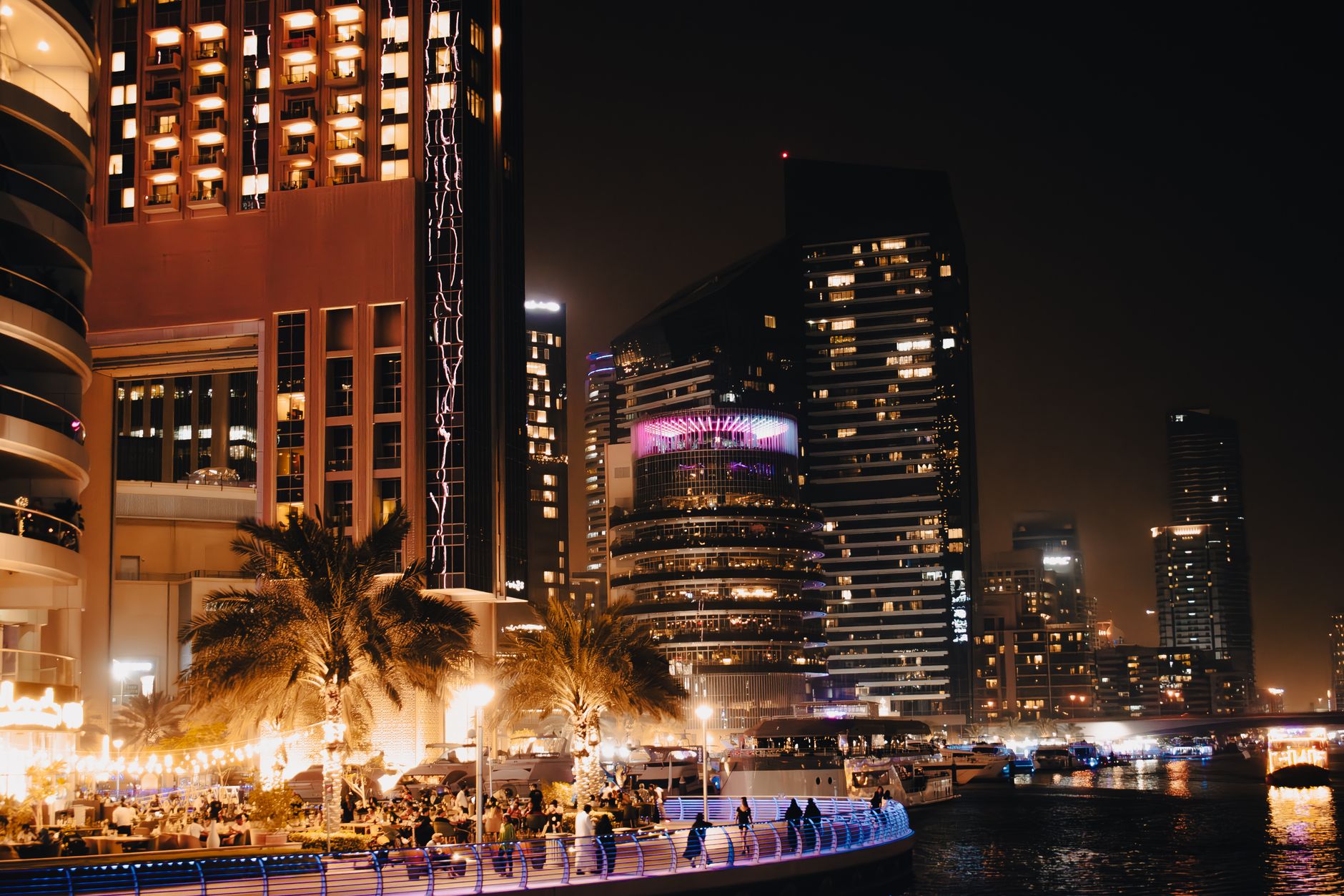 التملك الحر للأجانب في الإمارات: دليل المستثمر الشامل