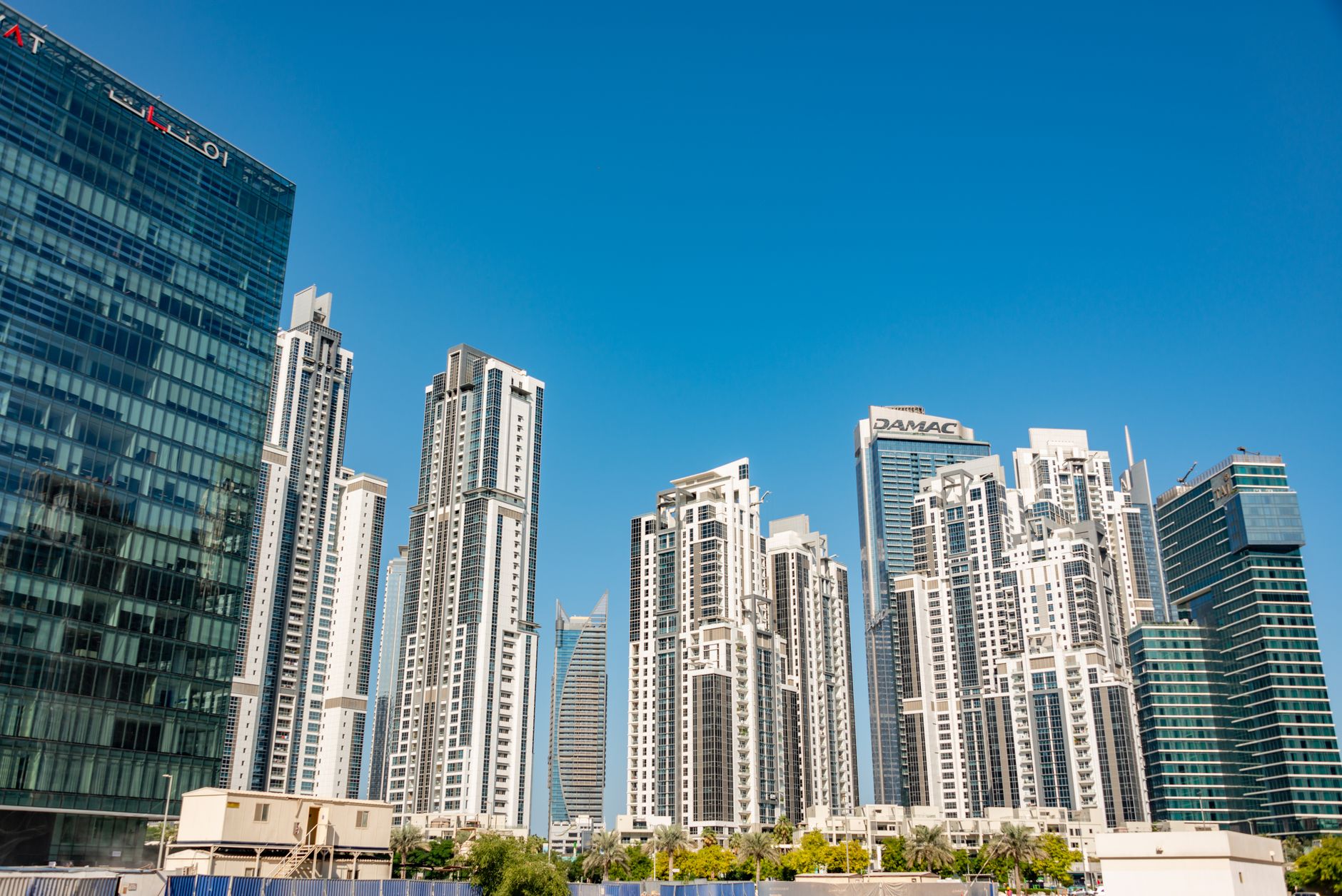 التملك الحر للأجانب في الإمارات: دليل شامل للاستثمار العقاري 2024