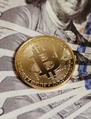 العملات الرقمية في الخليج: التنظيم، المخاطر والفرص
