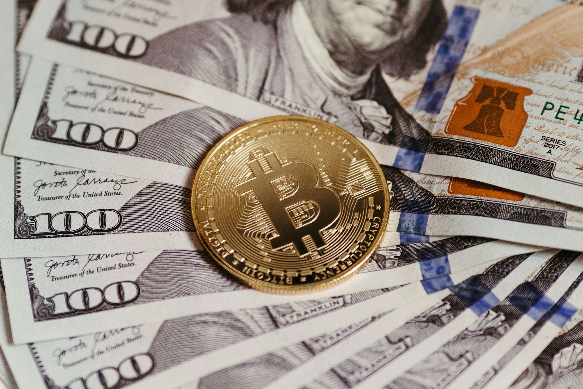 العملات الرقمية في الخليج: التنظيم، المخاطر والفرص