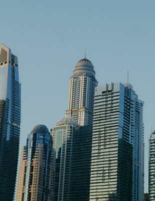 تحليل شامل لأسعار العقارات في دبي وتوقعات السوق 2024-2025