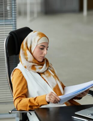 دليل عملي لتطبيق قاعدة 50/30/20 على الرواتب الخليجية وتحقيق التوفير