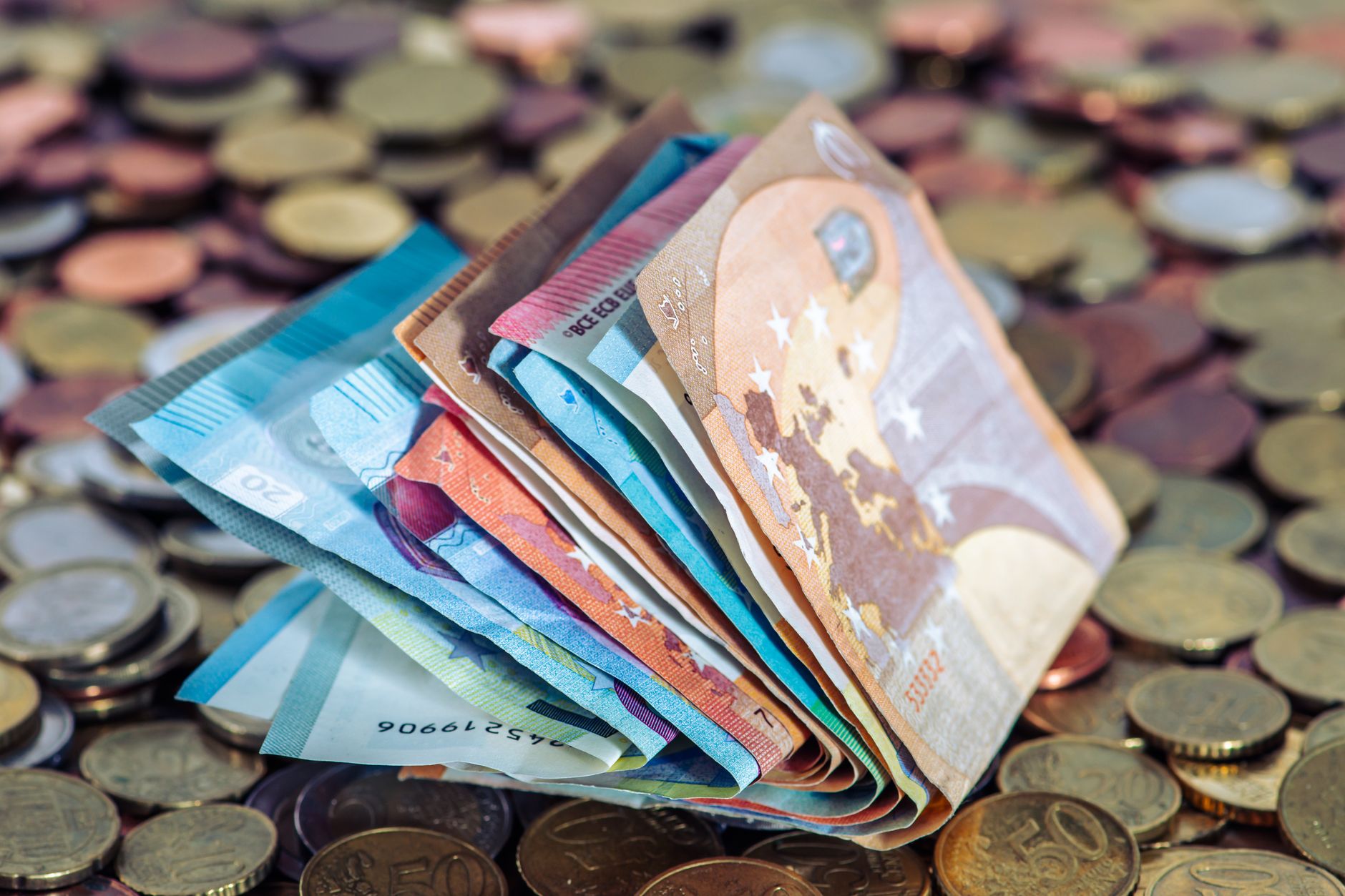 كيف تحمي أموالك من التضخم في الخليج: استراتيجيات عملية